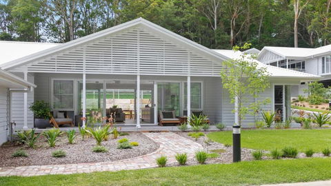 Resort Style Living With Pool, Tennis Court And Beach - Accommodation Tasmania 3