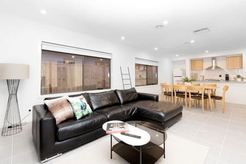 ResortStyle 4BR House With Parking - Accommodation Tasmania 2