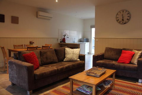 River Rock Cottage Centrally Located And Dog Friendly - Accommodation Tasmania 0