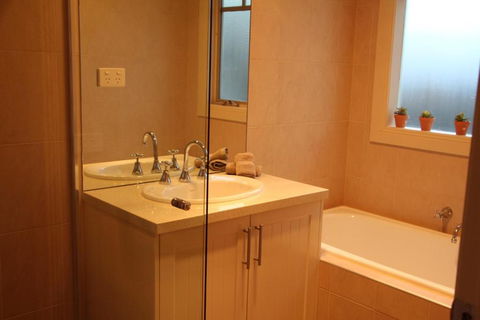 River Rock Cottage Centrally Located And Dog Friendly - Accommodation Tasmania 3