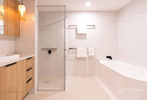 RIVERFRONT BREEZE @ The Cosmopolitan Unit10307 - Accommodation Tasmania 1
