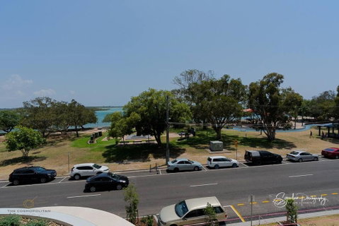 RIVERFRONT BREEZE @ The Cosmopolitan Unit10307 - Accommodation Tasmania 2