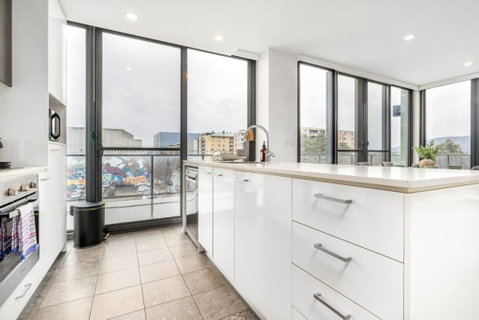 Roomy 2BR 2BA City-Centre Apt - Accommodation Tasmania 2