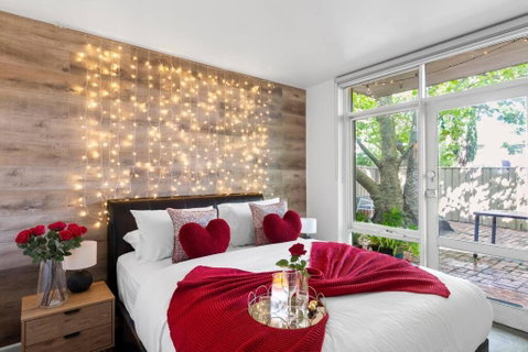 Romantic Retreat With Garden - Accommodation Tasmania 0