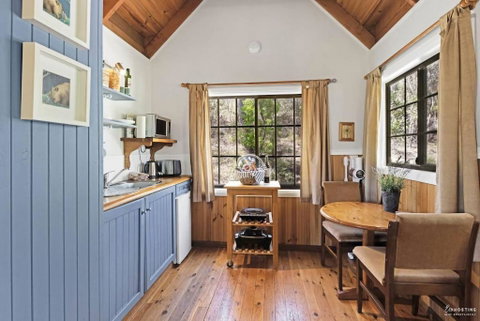 Romantic Tricklebeck Spa Cottage - Accommodation Tasmania 3