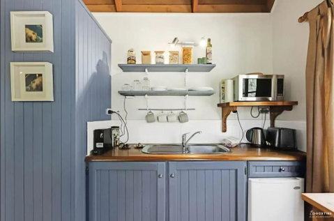Romantic Tricklebeck Spa Cottage - Accommodation Tasmania 2