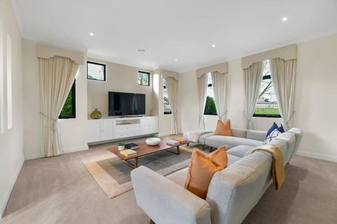 Roselawn Retreat - Pool, Incredible Views, Sleeps 8 - Accommodation Tasmania 1