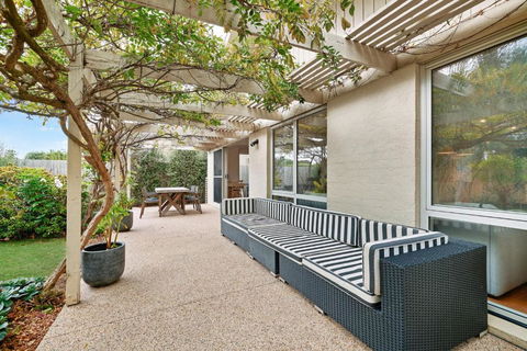 Salt Air Hideaway With Lush Backyard - Accommodation Tasmania 2