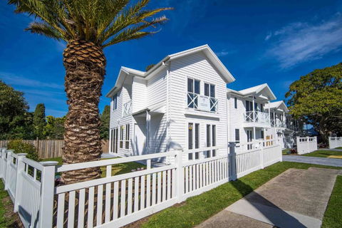 Salty Palms By The Sea - ONE - Accommodation Tasmania 0
