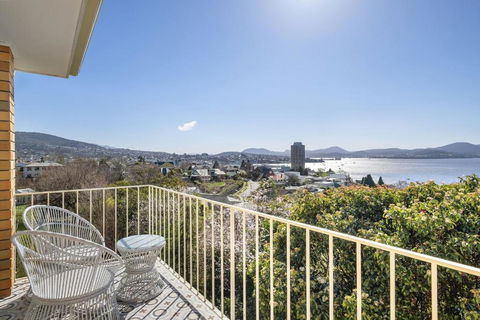 Sandcastle At Sandy Bay Perfect Location Views - Accommodation Tasmania 3