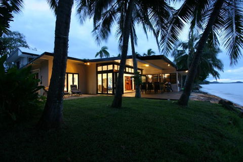 Sandcastle Retreat - Absolute Cairns Beachfront - Accommodation Tasmania 2