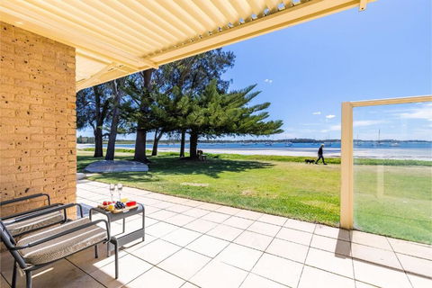 Sandy Beach House Corlette Unit 1 Waterfront WI-FI Aircon - Accommodation Tasmania 2
