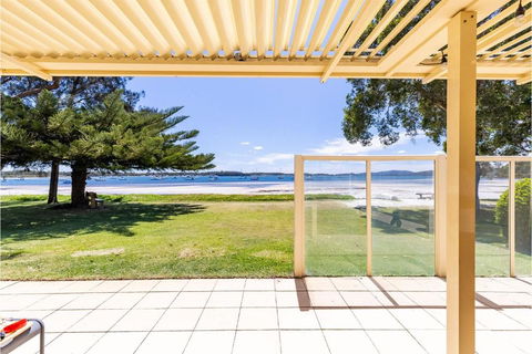 Sandy Beach House Corlette Unit 1 Waterfront WI-FI Aircon - Accommodation Tasmania 1