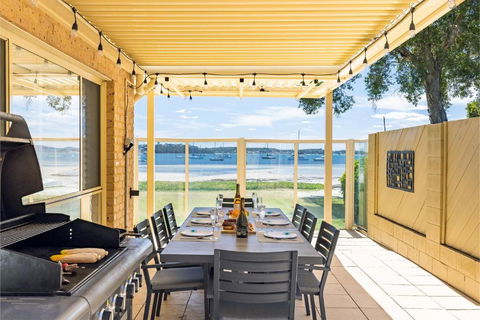 Sandy Beach House Corlette Unit 1 Waterfront WI-FI Aircon - Accommodation Tasmania 3