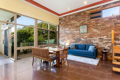 Spacious 3-Bed Mid Century Home Near CBD - Accommodation Tasmania 0