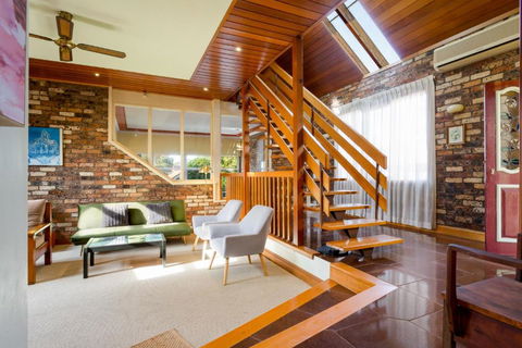 Spacious 3-Bed Mid Century Home Near CBD - Accommodation Tasmania 2