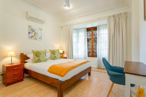 Spacious 3-Bed Mid Century Home Near CBD - Accommodation Tasmania 3