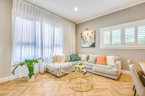 StayAU Spacious 4BR Family Home In Surrey Hills - Accommodation Tasmania 0