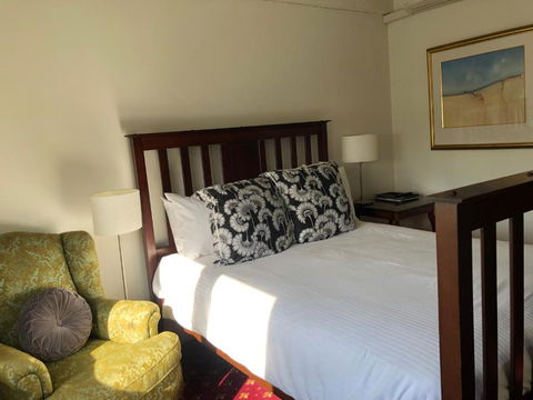 The Corner Hotel Alexandra - Accommodation Tasmania 2