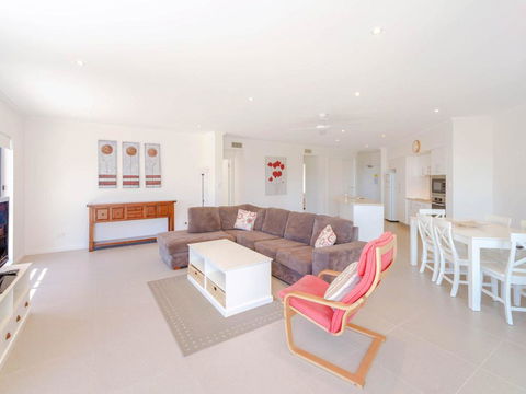 Bimbadeen Unit 3 - Across From The Beach - Lift In Complex - Accommodation Tasmania 1