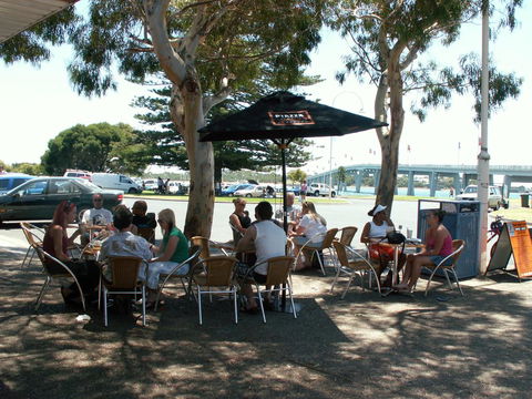 Black Dolphin Waterfront Apartment - Accommodation Tasmania 3
