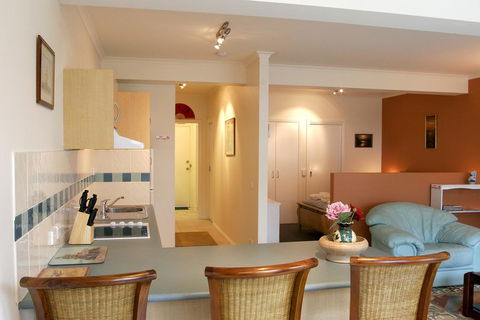 Black Dolphin Waterfront Apartment - Accommodation Tasmania 2