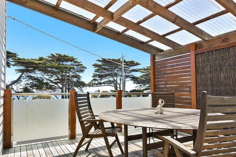 Black Dolphin Waterfront Townhouse - Bay Views - Accommodation Tasmania 2