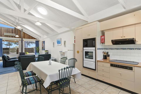 Black Dolphin Waterfront Townhouse - Bay Views - Accommodation Tasmania 3