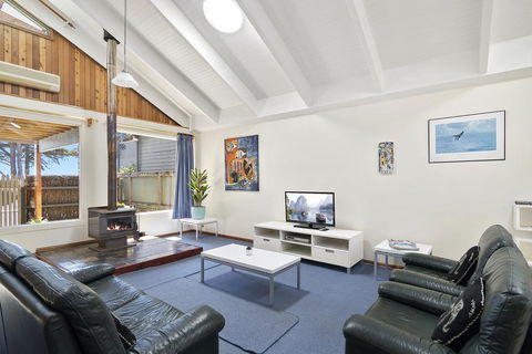 Black Dolphin Waterfront Townhouse - Bay Views - Accommodation Tasmania 1