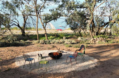 The Jetty Hut - Lake Frontage Barmera Riverland - Accommodation Tasmania 3
