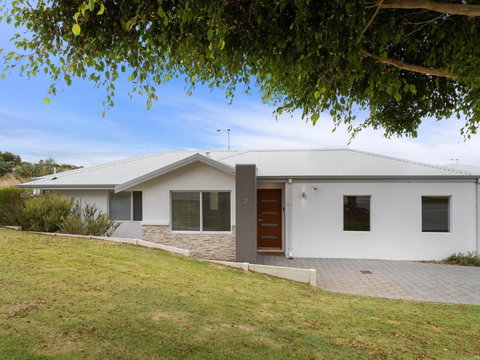 Three Bedroom, Two Bathroom Family Home - Accommodation Tasmania 0