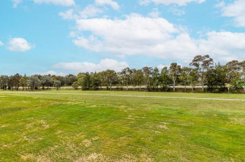 ZMITH Apartment - BROOKE, - Near AIS, GIO Stadium, UC, & Nth - Canberra Hospital - Accommodation Tasmania 3