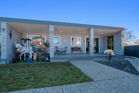 Zoo Villas: Villa Giraffe - Central Wynyard - Accommodation Tasmania 2