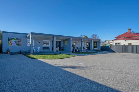 Zoo Villas : Villa Zebra - Central Wynyard - Accommodation Tasmania 2