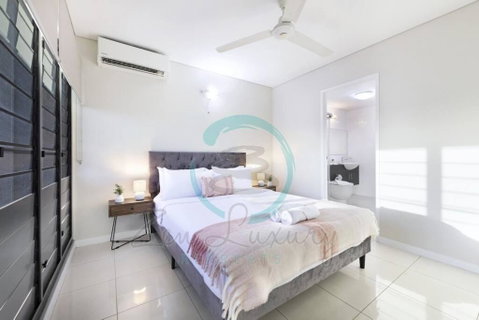 Zen On Stuart: 3-BR Penthouse Pad + Pool + BBQ - Accommodation Tasmania 1
