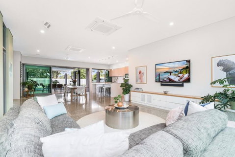 ZenLux Massive 5-BR Holiday Home - Pool - BBQ - Accommodation Tasmania 2